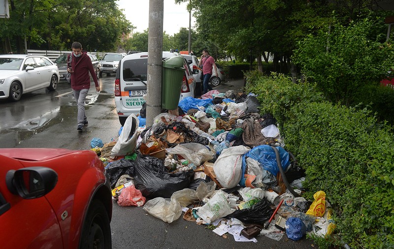 Criza gunoaielor: Garda de Mediu, îngăduitoare cu agenţii economici din sectorul 1 fără contract de salubrizare