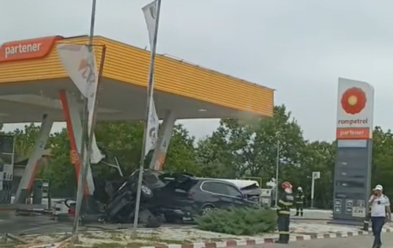 Doi șoferi au fost la un pas de dezastru, într-o benzinărie de lângă Craiova: au intrat cu mașinile în pompa de alimentare