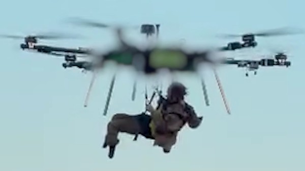 Ucraina a salvat un soldat rănit de pe linia frontului cu ajutorul unei drone, marcând o premieră mondială. Sursă foto: Captură video /Youtube.