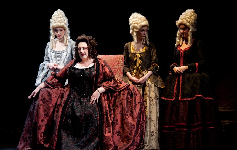 Spectacolul scris și regizat de Nae Caranfil, „Papagalul mut”, revine pe scena Sălii Mari a Teatrului Național „I. L. Caragiale” din București