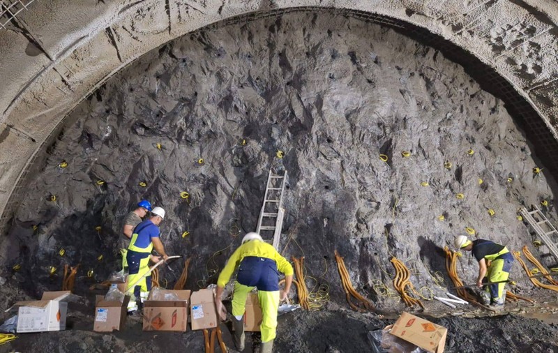 Autostrada A1 Sibiu - Pitești: imagini de pe șantier. „Tunelul Robești va vedea luminița după 7 luni de la debutul lucrărilor”