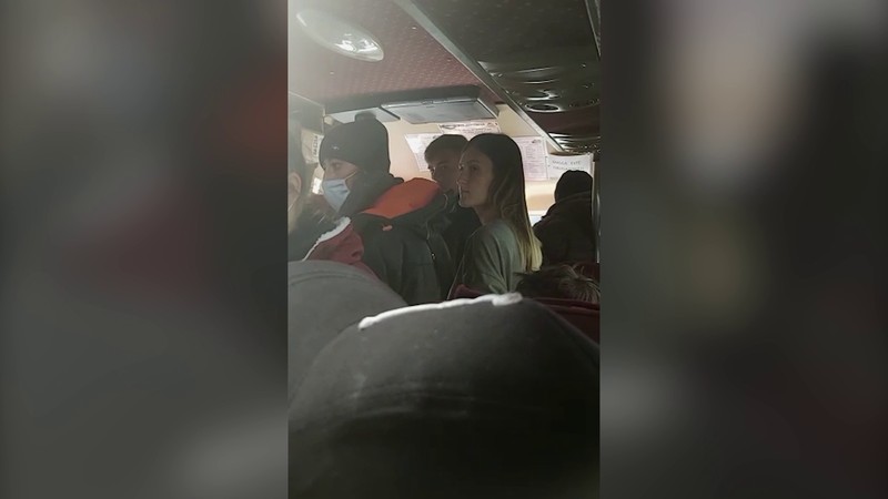 Navestiști, ca sardelele, în microbuzul care tranzitează orașul Rm. Sărat. Foto: Știri de Buzău