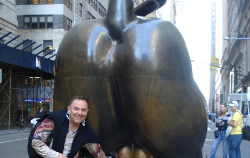 George Rotaru a pus mâna pe “bogăţiile” taurului de pe Wall Street ca să aibă noroc