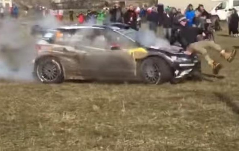 Culmea-culmilor: un pilot a intrat cu maşina într-un fotograf. Pozarul n-a pățit nimic, Latvala a abandonat! / VIDEO