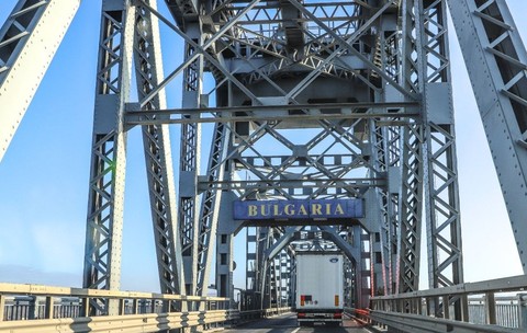 Imagine cu podul Prieteniei Giurgiu - Ruse. În imagini se vede și o plăcuță pe care scrie „Bulgaria”, dar și un TIR