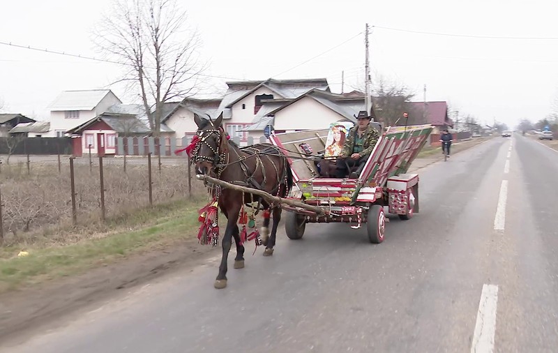 Cum și-a „tunat” un buzoian căruța: claxon, radio și scaune comode. „Când ies pe stradă, toți sunt cu ochii pe mine”