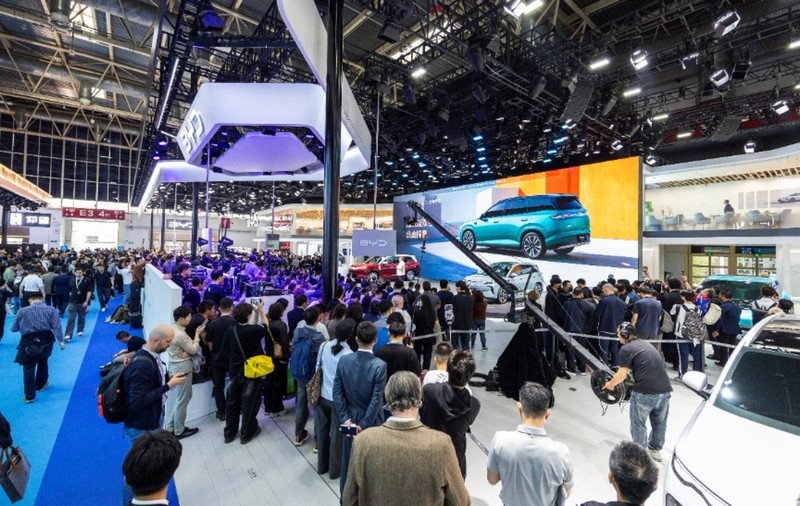 BYD și demonstrațiile de forță tehnologică: viteză extremă, lux, încărcare ultra rapidă, accelerații amețitoare