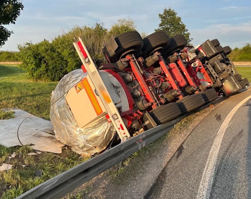 Un șofer român care transporta 26.900 de litri de bere și era beat la volan a răsturnat cisterna, în Germania