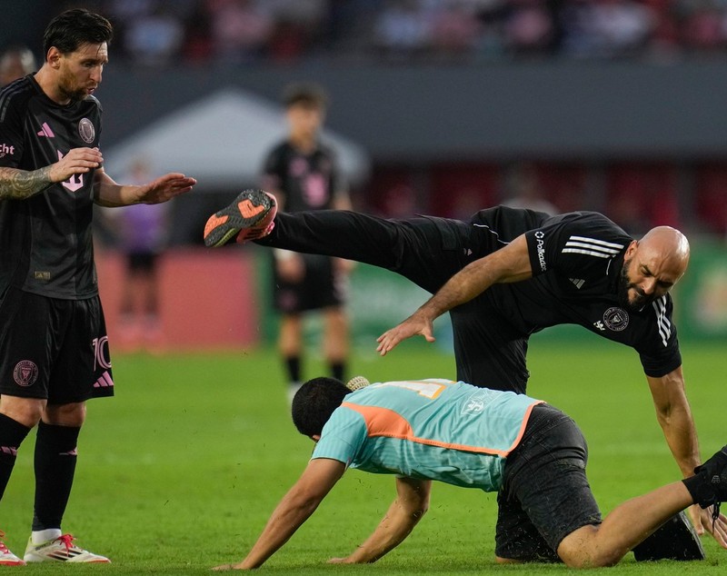 Bodyguardul lui Messi, făcut KO de un fan, pe terenul de fotbal: Cum a reacționat după ce a fost pus la pământ. Imagini virale