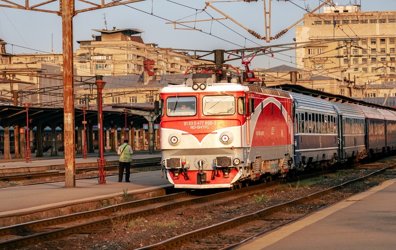 Trenurile circulă cu viteză redusă în următoarele trei zile, din cauza caniculei. „Temperatura la nivelul şinei depăşeşte 50 de grade”