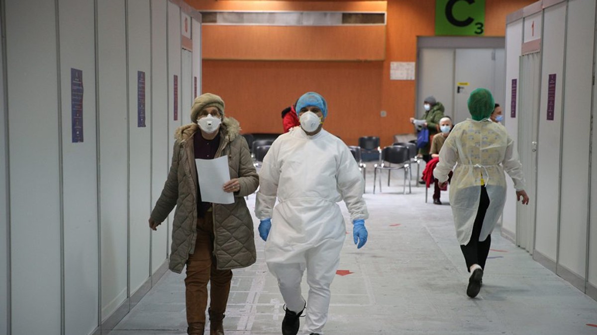 VIDEO După ce „categoriile esențiale” și-au dedicat 340 de centre de vaccinare, profesorii, vârstnicii și bolnavii nu mai găsesc locuri și doze