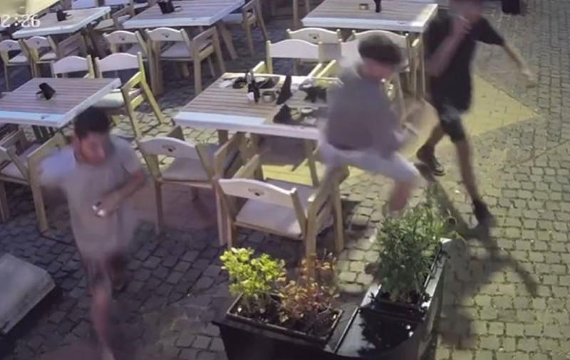 Trei băieți din Timișoara au luat o masă copioasă la restaurant, pe care nu au mai plătit-o: proprietarii le cer măcar un review