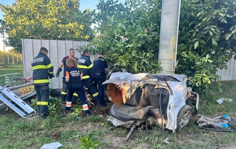 Un șofer fără permis și un băiat de 16 ani au murit într-un BMW rupt în două într-un stâlp, lângă Pechea, în Galați