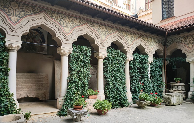 Frumusețea se află în detalii! Descoperă micile detalii ascunse în arhitectura Bucureștiului cu OPPO A98 5G
