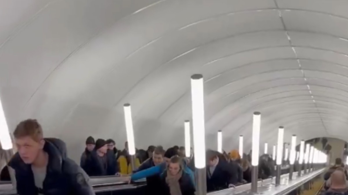 Călători surprinși în timp ce urcă scările celei mai noi stații de metrou din Sankt Petersburg. Foto Captură video X