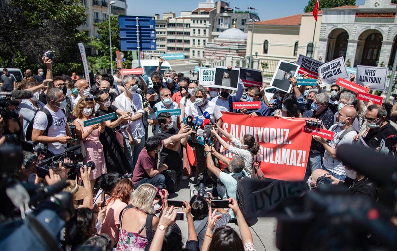 Zeci de jurnaliști au protestat în Turcia, după arestarea violentă a unui fotograf AFP