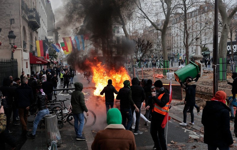 Ciocniri între manifestanții kurzi și poliție, la Paris. A doua zi de proteste violente, după atacul mortal de vineri