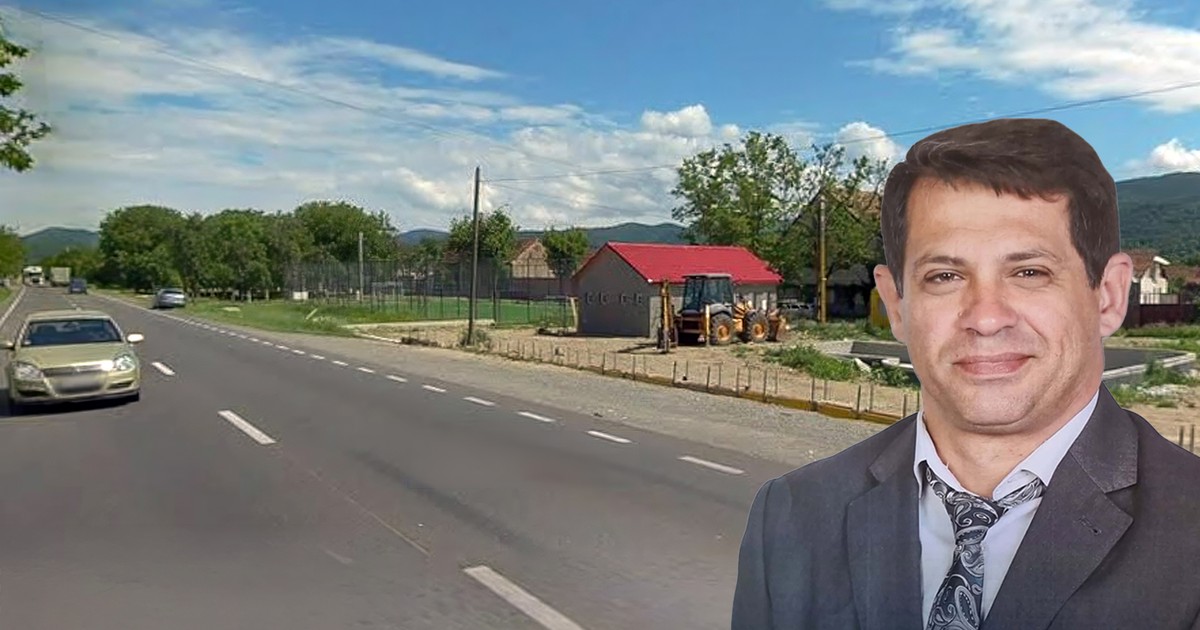 Colaj cu un barbat in sacou gri si camasa albastra si o constructie in spate pe un santier