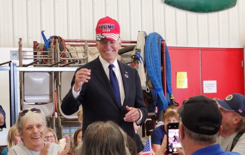 Joe Biden și-a pus pe cap o șapcă „Trump 2024”. Reacția echipei lui Donald Trump | VIDEO