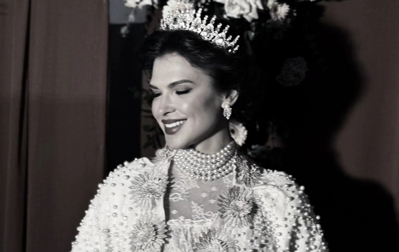 Monica Bîrlădeanu s-a transformat în Regina Maria la gala Andreei Marin. Apariția spectaculoasă a actriței: „Divină”
