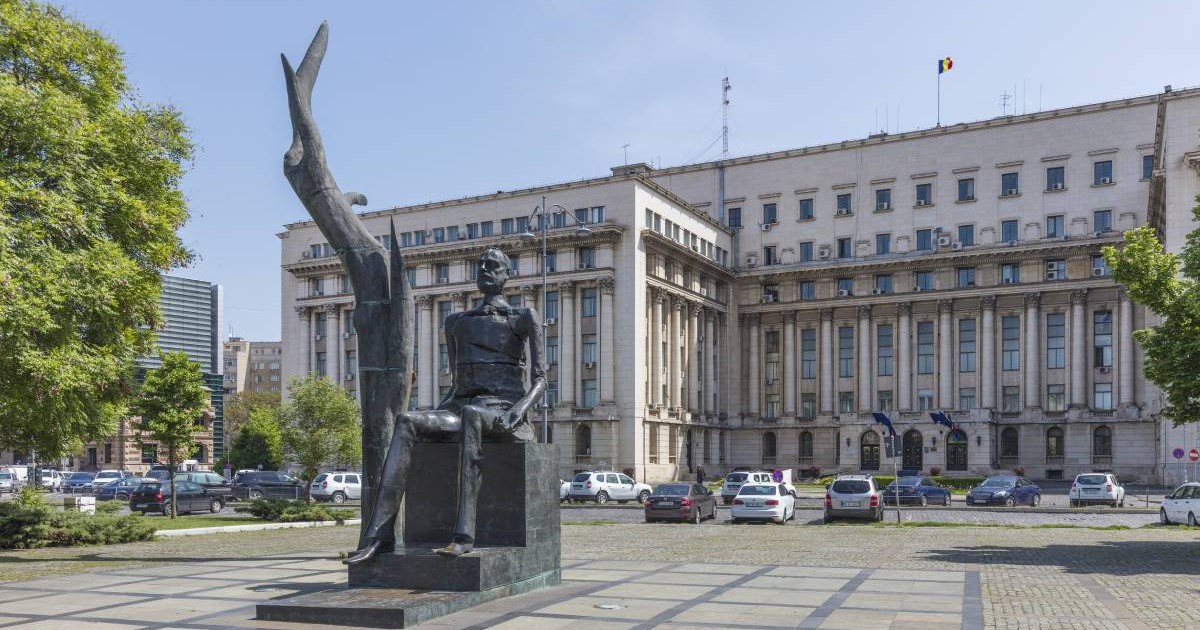 Piața Revoluției din București și parcarea din fața Ministerului de Interne