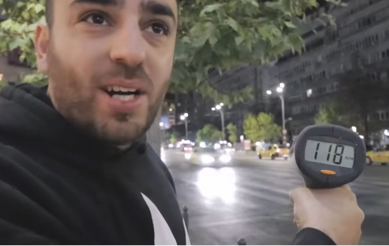 Experimentul făcut de un vlogger în centrul Capitalei, cu un pistol radar. Șofer surprins cu 118 km/h pe bulevardul Magheru! (VIDEO)