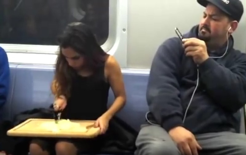 O tânără a tocat ceapă în metrou. Cum au reacționat călătorii | VIDEO