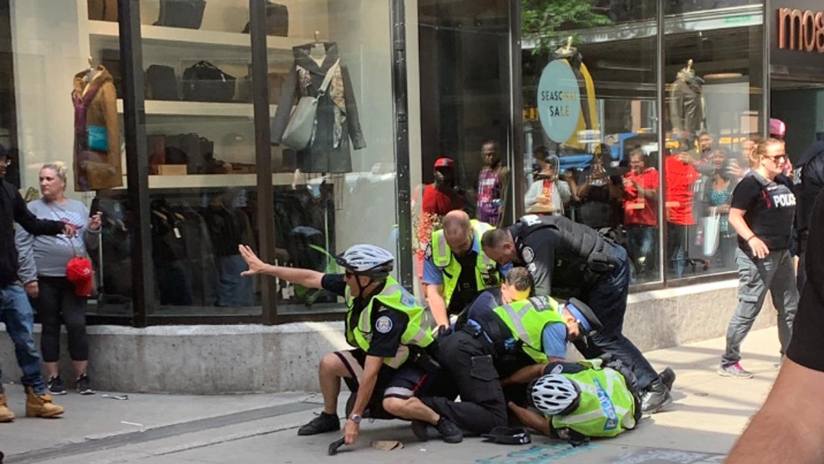 Incident armat la o paradă din Toronto.