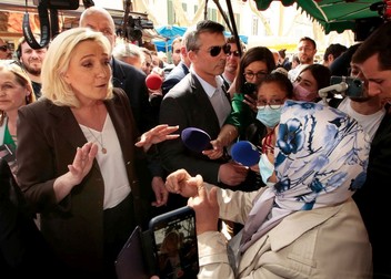 Marine Le Pen, confruntată de o femeie musulmană, pe tema vălului. FOTO: Profimedia
