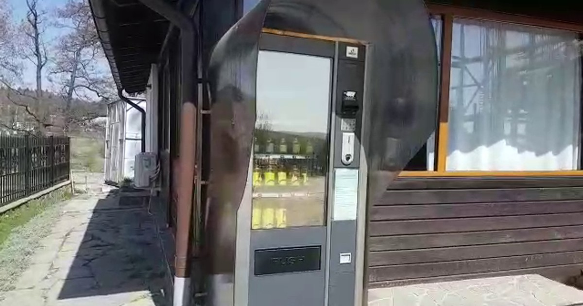 Automat cu lumânări și tămâie la intrarea într-un cimitir din Prahova. Inițiativa aparține preotului unei parohii din Câmpina