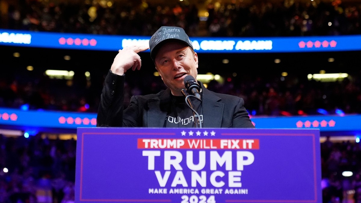 elon musk la un pupitru la meetingul pro Donald Trump din Madison Squere Garden, 27 oct 2024