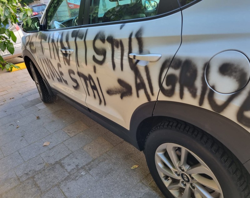 Un judecător din Medgidia a fost amenințat. „Știu unde stai, ai grijă de tine”, scris cu spray negru pe mașina sa