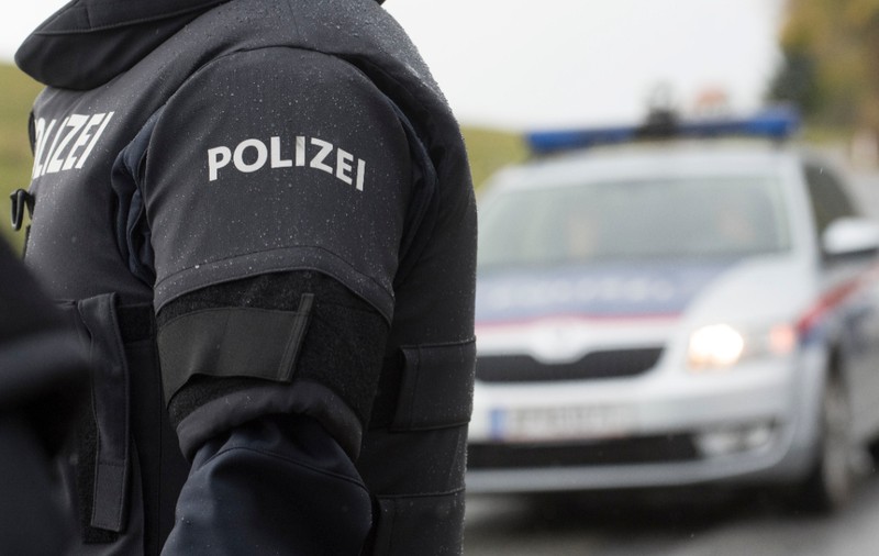 Polițiștii și-au înăbușit râsul când au găsit în portbagajul unui moped, oprit la un control de rutină, un adolescent care dormea, pe o șosea din Austria