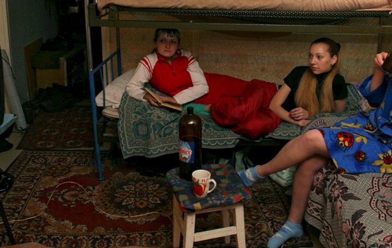Adolescentele care se uită mult la TV rămân mai uşor însărcinate