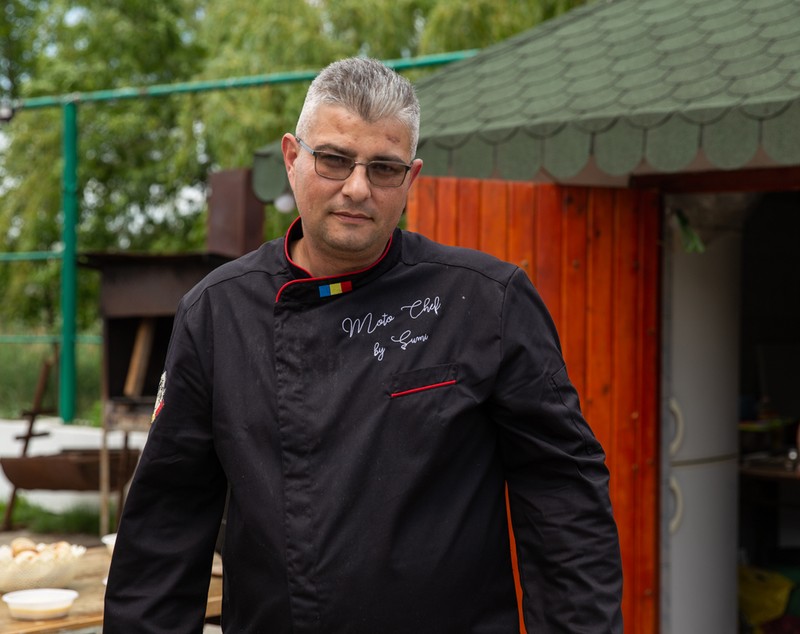 Clubul de bikeri din Bârlad a devenit bucătărie de campanie. În pandemie, rockerii au lăsat motoarele și s-au apucat de gătit pentru săraci