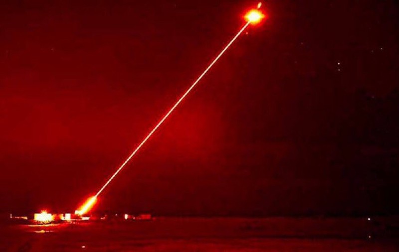 „DragonFire”, prima armă cu laser a Marii Britanii, a trecut testul și a doborât drone cu viteza luminii: „Este și ieftină, 10 lire sterline pe lovitură”