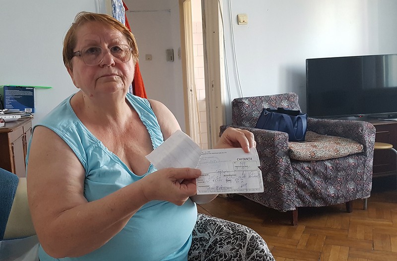 Floarea Făiniși ne arată o chitanță de la întreținere