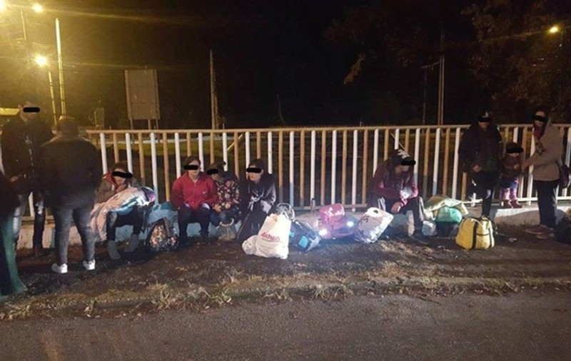 Polițist de frontieră din Timișoara, luat pe capotă de un traficant de migranți. Fugarul avea 16 cetățeni străini în mașină