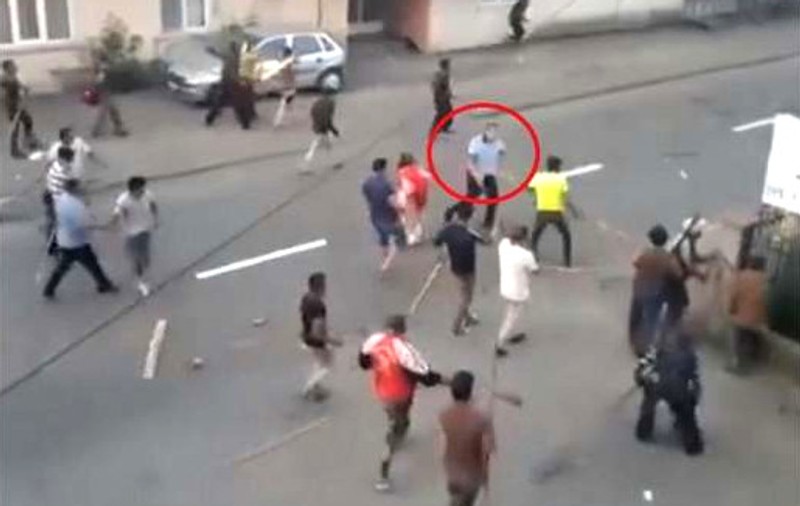 Cine este polițistul care a intrat singur în mijlocul rromilor de la Târgu Neamț. Ovidiu Busuioc, acuzat de curaj nebun