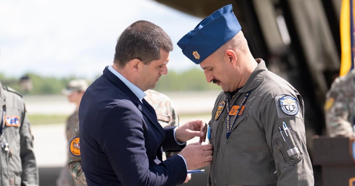 Costel-Alexandru Pavelescu, pilotul de F-16 care a doborât recent o dronă în Estonia, a fost decorat de ministrul Radu Miruță. Foto: MApN