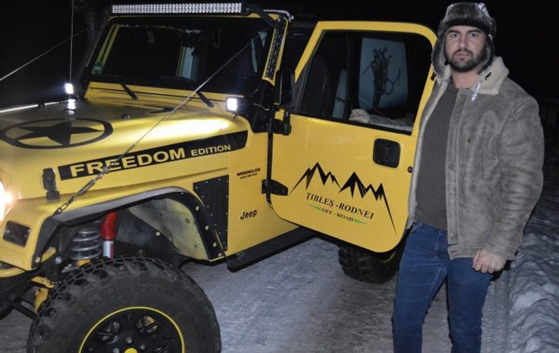 Medicul din Bistrița care aduce Crăciunul în zonele izolate. Horia Ceuca e pasionat de off-road și ajută oamenii fără curent electric