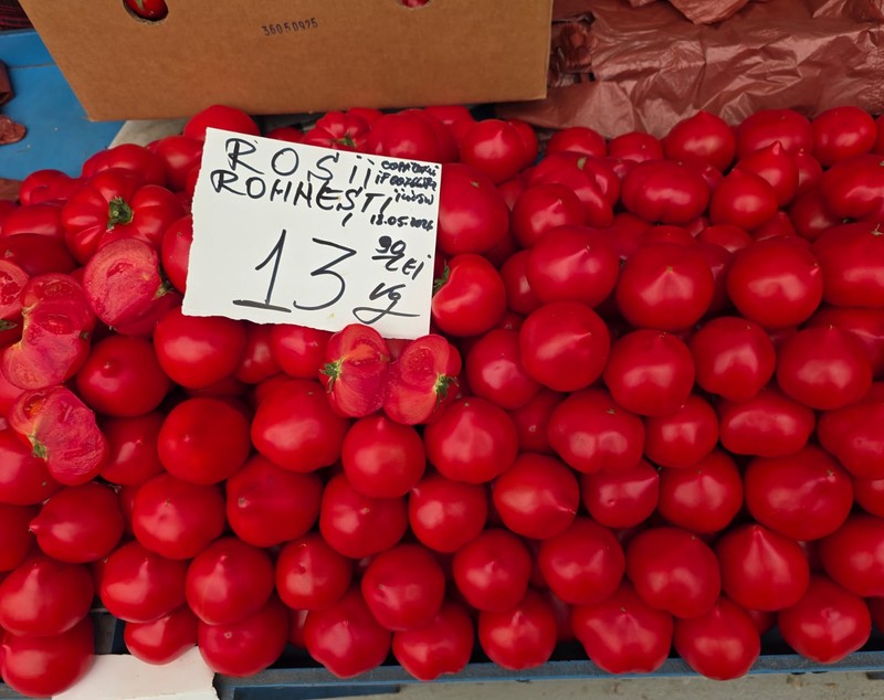 Cât costă să faci o salată de vară cu roșii românești și castraveți din piața Amzei, Obor sau Rahova