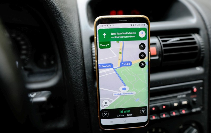 Cum planifici o călătorie cu mașina cu ajutorul Google Maps sau Waze