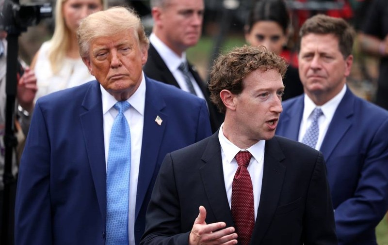Mark Zuckerberg, la stânga lui Donald Trump în timpul unei întâlniri a „Super Inteligenței” care a avut loc la Casa Albă.