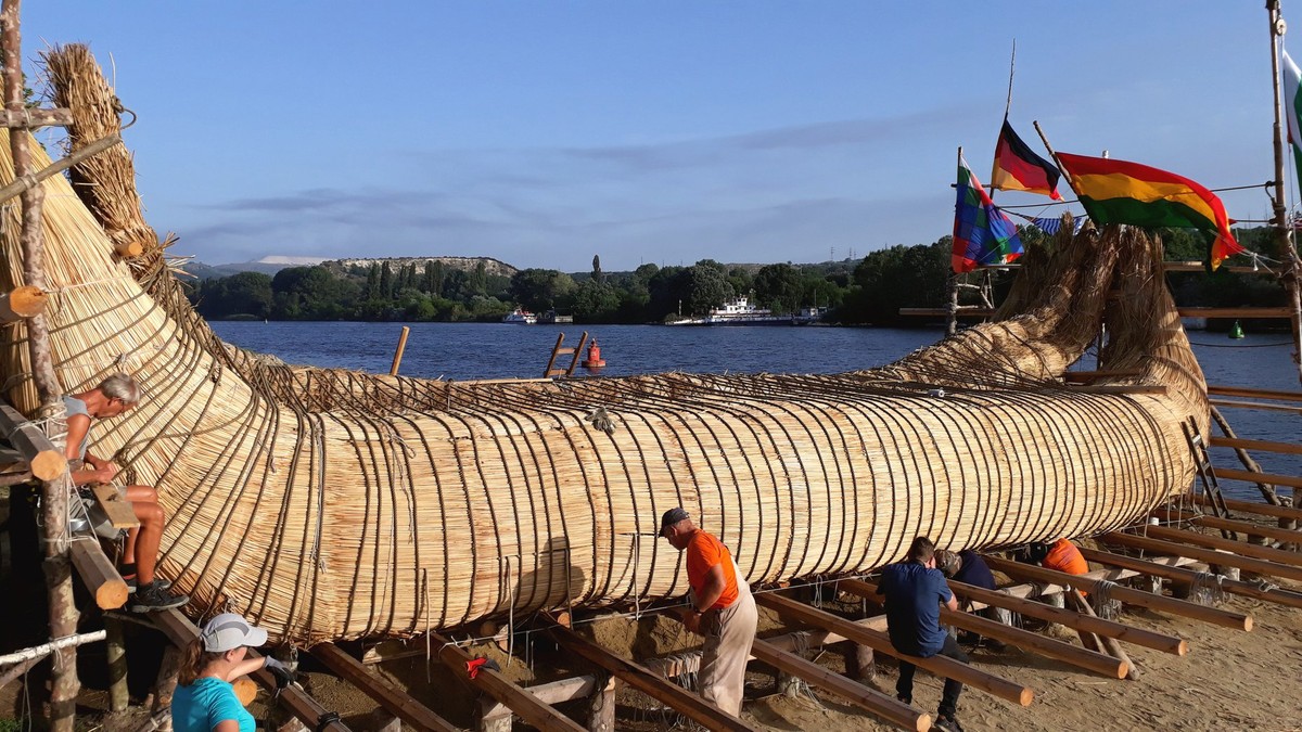 Un grup de exploratori construiesc o ambarcațiune din trestie și vor să navigheze cu ea până în Egipt