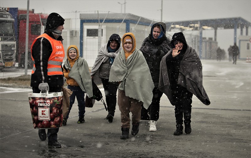 Un voluntar a preluat o familie cu mai mulţi copii după intrarea în România