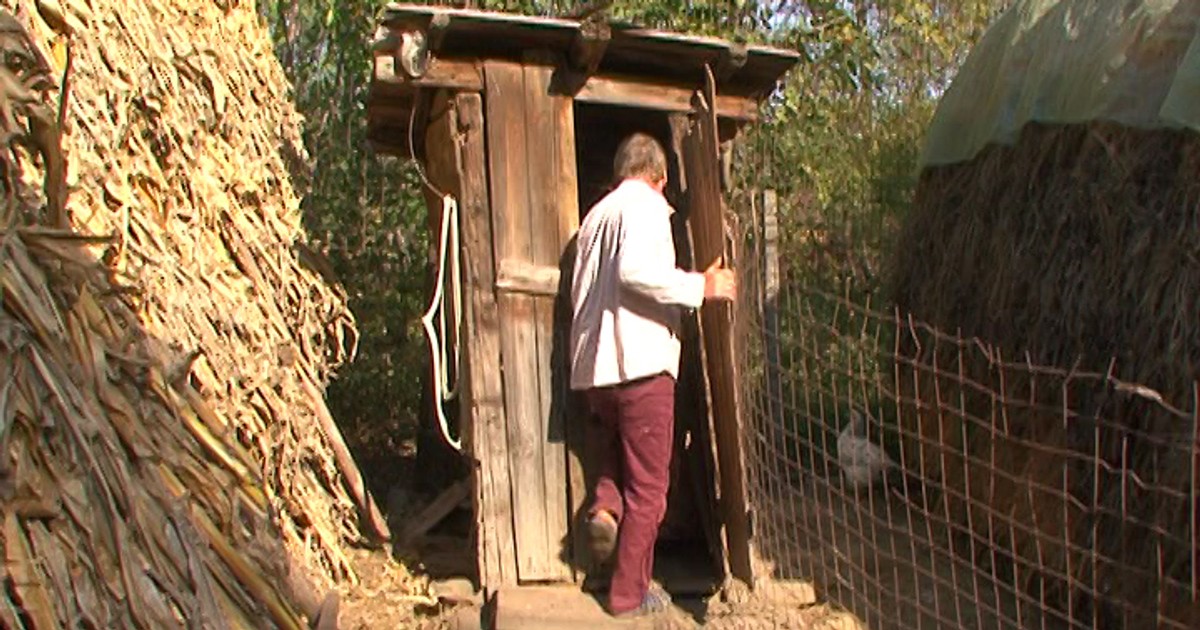 Ce a pățit o bătrână din Ialomița care a căzut în latrina din curtea casei. Femeia a fost găsită în viață, după o zi