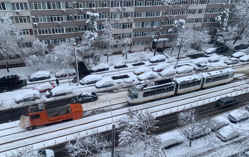Lapoviţă şi ninsoare în mai multe judeţe din ţară. În Bucureşti se circulă în condiţii de iarnă. Centrul Infotrafic anunţă care este starea drumurilor | VIDEO