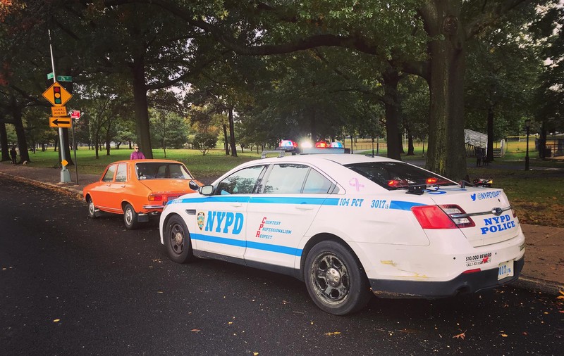 O Dacie veche de aproape 50 de ani circulă în New York. Ce s-a întâmplat când poliția a tras-o pe dreapta |FOTO