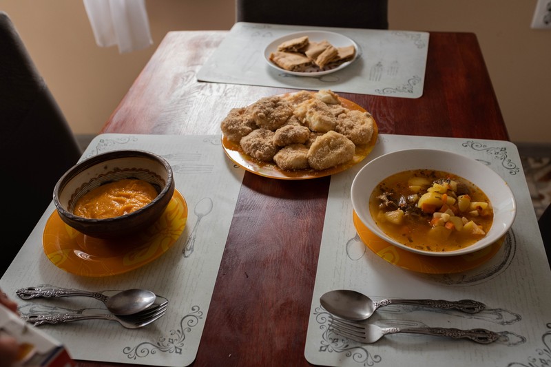 Patricia și mama ei iau prânzul împreună: Patricia mănâncă supă-cremă de legume, iar mama ei, ciorbă de văcuță